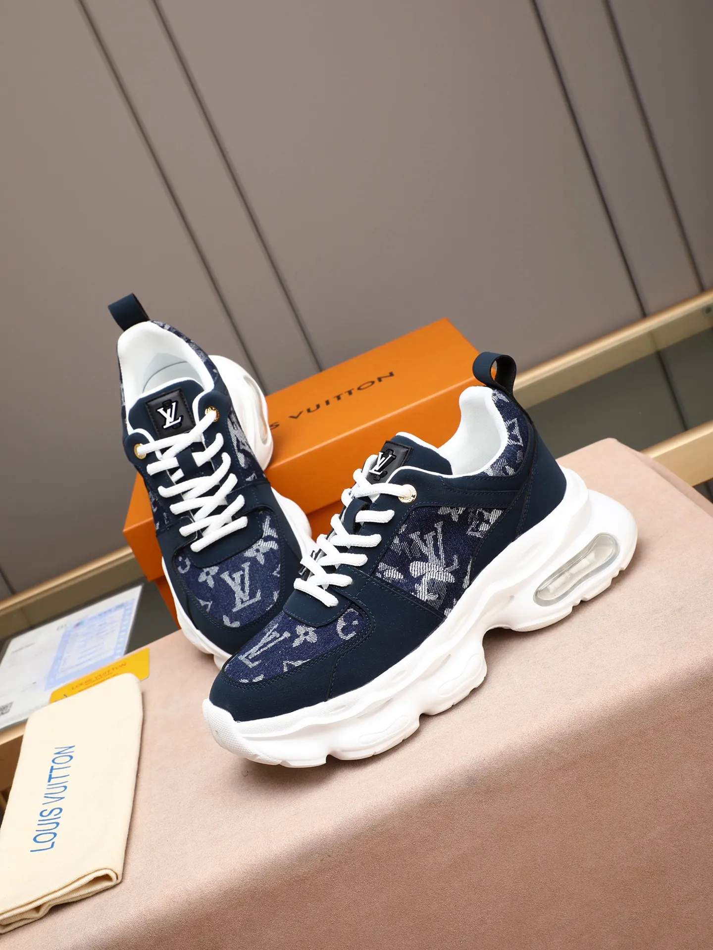 Men's shoes 💰460 [LV] Made of imported L special materials spliced ​​with cowhide and comfortable mesh lining. Private molded foam air cushion outsole, super light and comfortable on the feet! Perfect last shape, generous and fashionable design, 5 colors available! Code number: 38–44 (45 customized